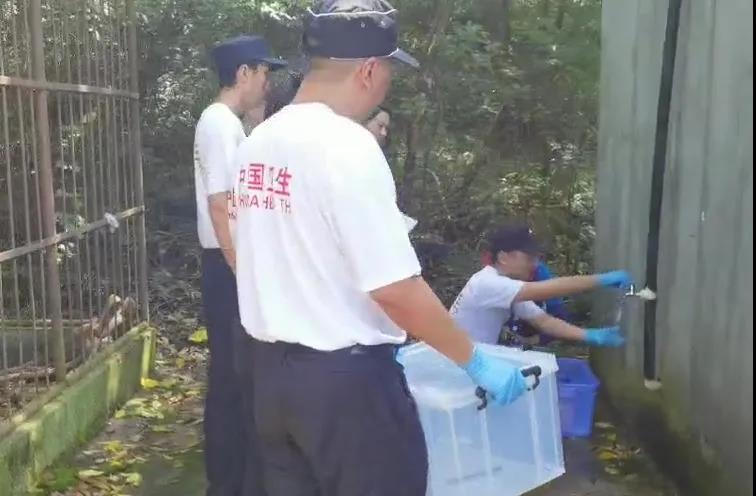 現(xiàn)場水質(zhì)取樣 現(xiàn)場水質(zhì)取樣