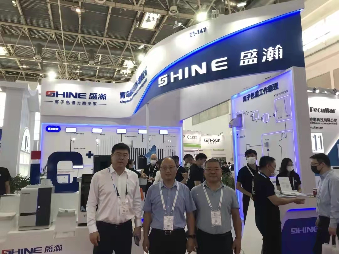 青島市科學(xué)技術(shù)局一級(jí)調(diào)研員劉建新(中)蒞臨展位參觀指導(dǎo) 青島市科學(xué)技術(shù)局一級(jí)調(diào)研員劉建新(中)蒞臨展位參觀指導(dǎo)