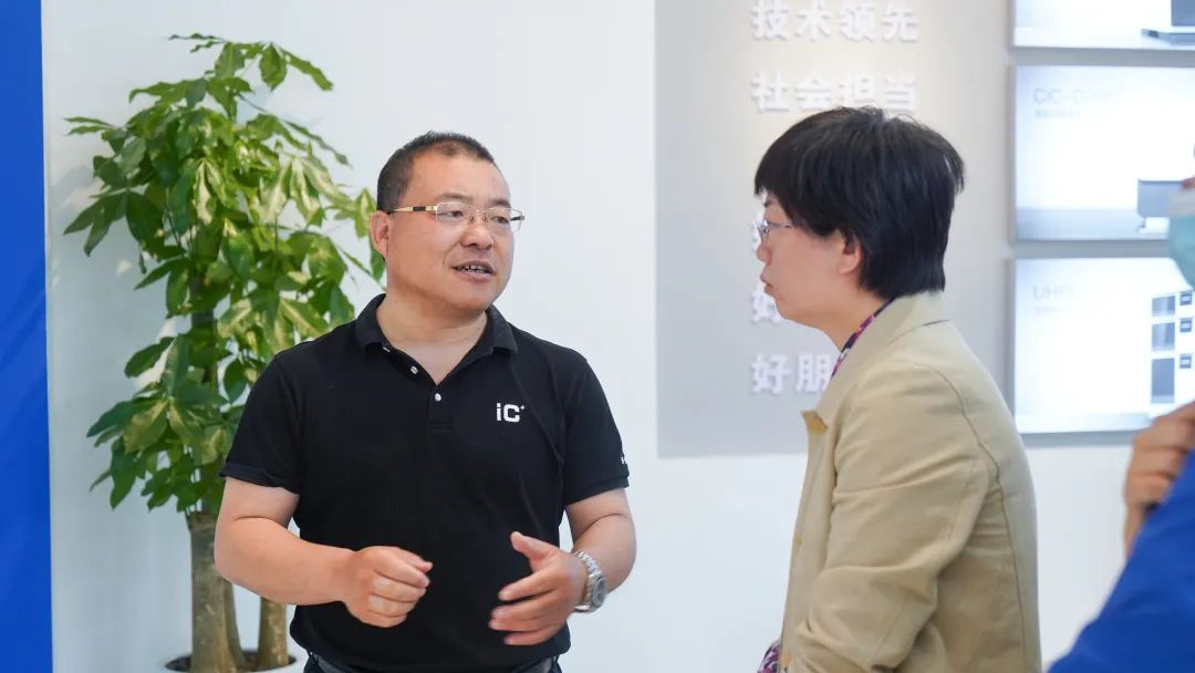 青島市科技局副局長(zhǎng)徐凌云等參觀展廳 青島市科技局副局長(zhǎng)徐凌云等參觀展廳